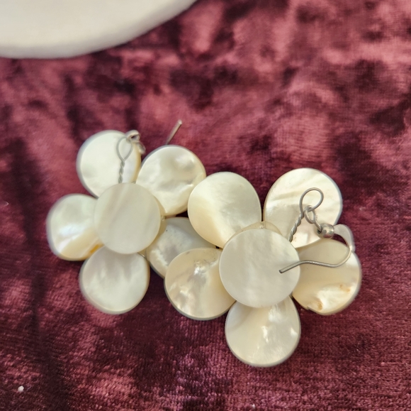 Boho Vintage Mother of Pearl Flower Earrings - Picture 2 of 3